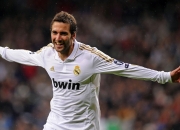 开云体育登录-跨界巅峰战，湖人体系强压广东队，塔图姆点燃赛场背后的篮球哲学