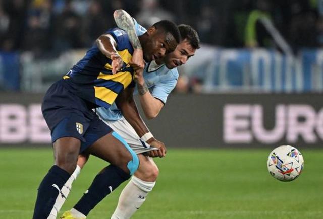 包含那不勒斯客场逼平对手，继续追赶领头羊的词条