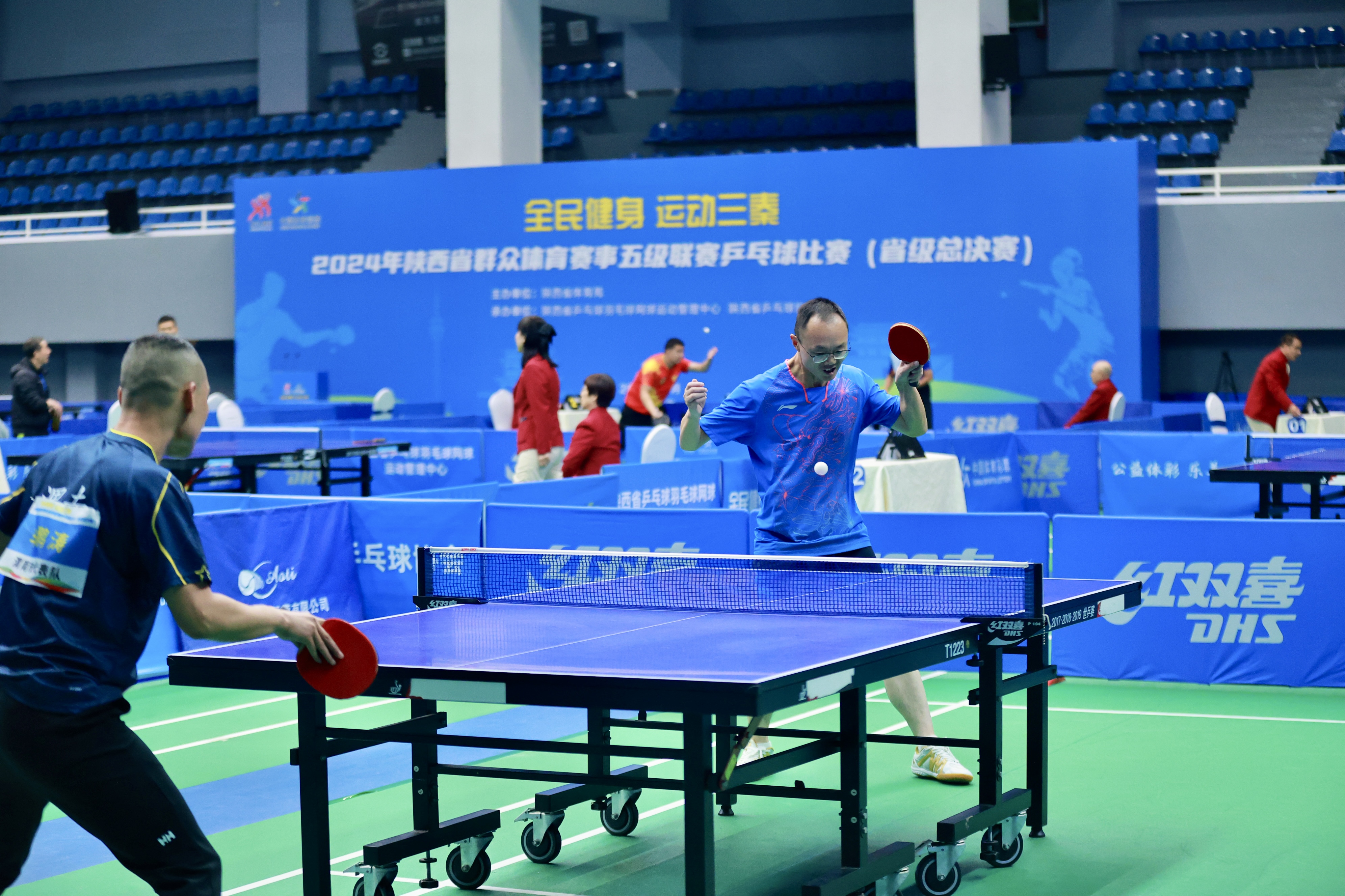 包含观赛群众热衷赛场内外角逐精彩的词条