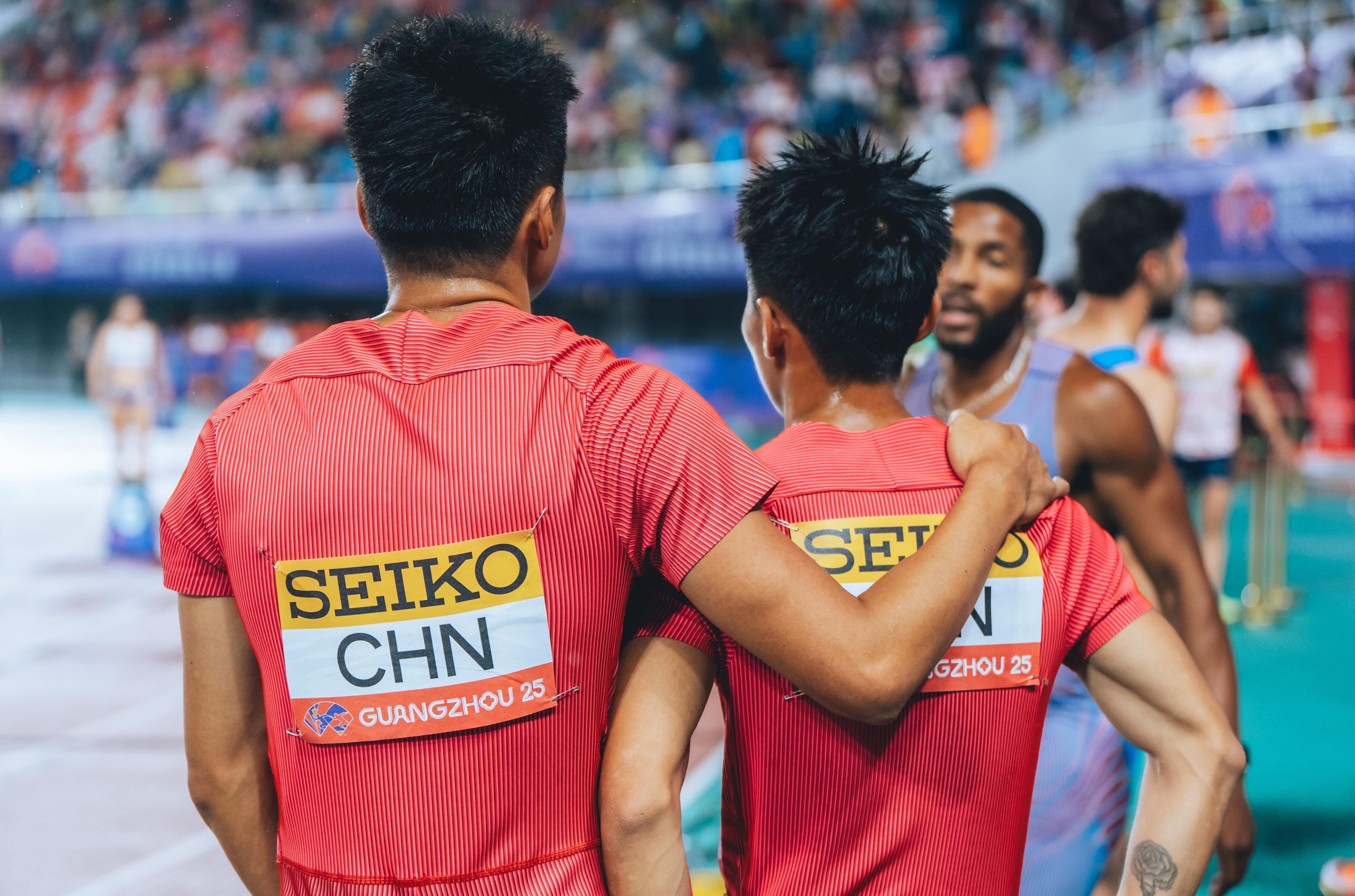 男排选手团队合作完美,取得佳绩 男排选手团队合作完美,取得佳绩