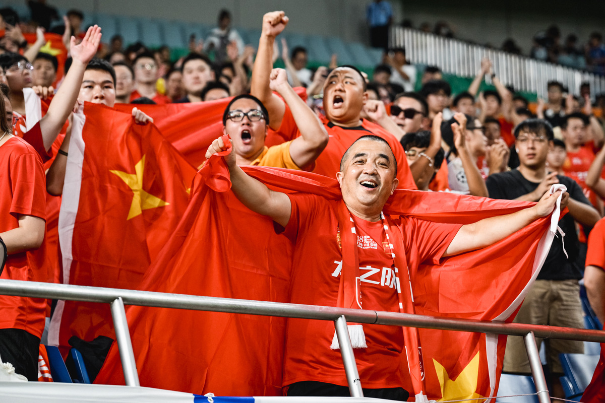 中国队在国外赛场上引人瞩目，赢得称赞