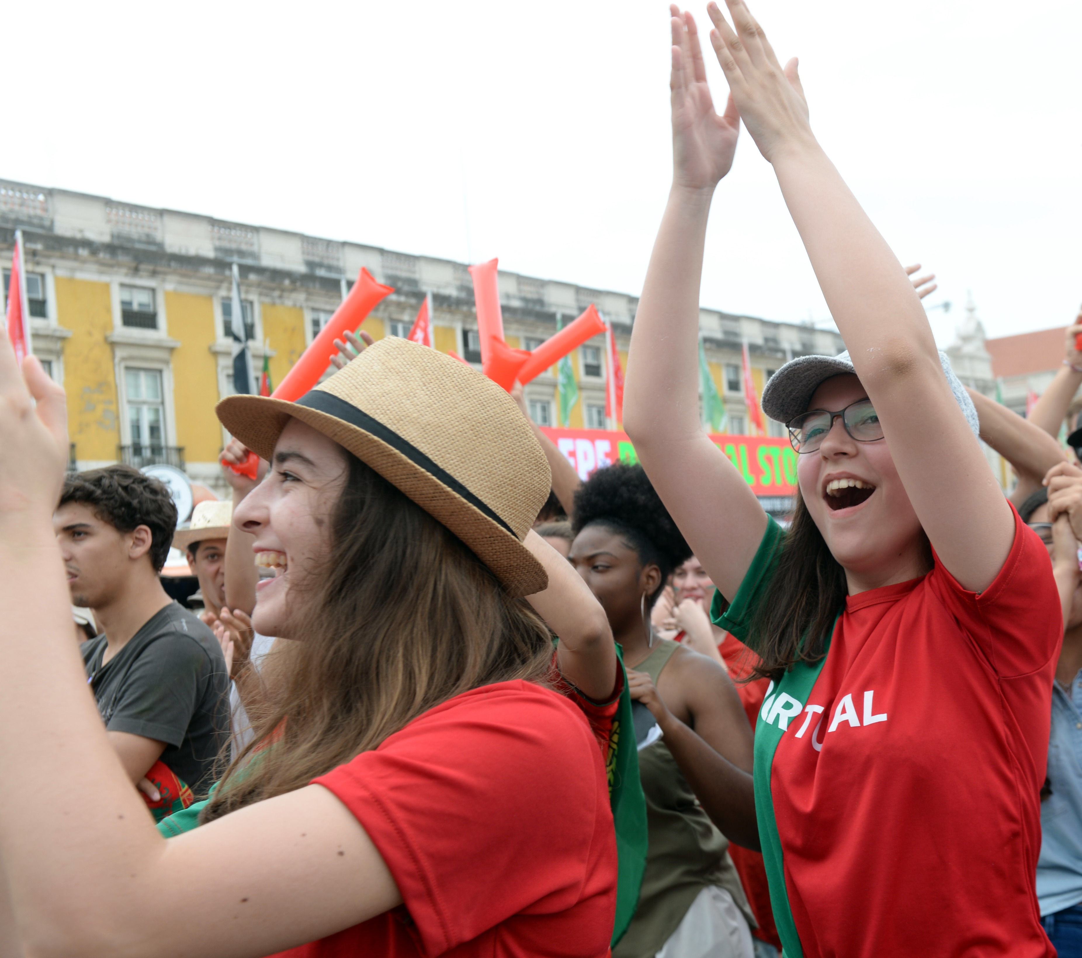 世界各地球迷热切期待体育赛事的精彩表现 世界各地球迷热切期待体育赛事的精彩表现