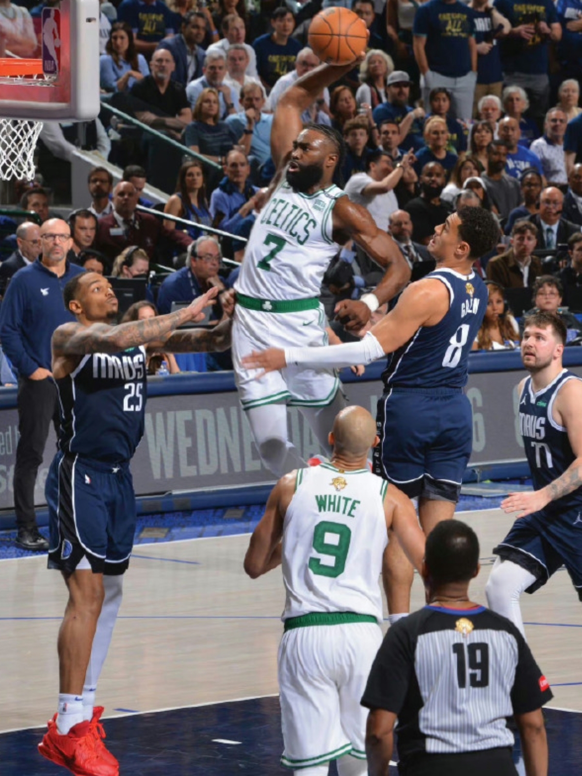 湖人轻取凯尔特人B队，拉塞尔送出助攻