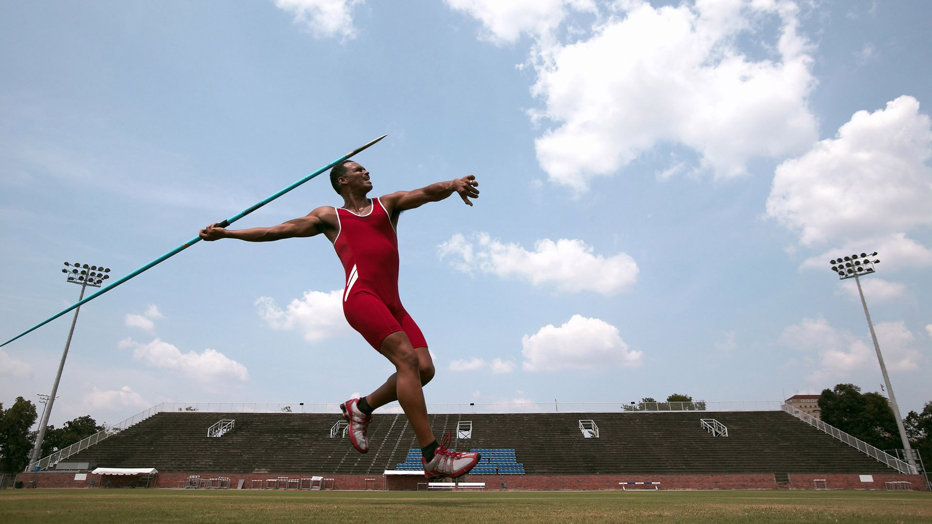 赛道与球场，速度与高度的双重对决