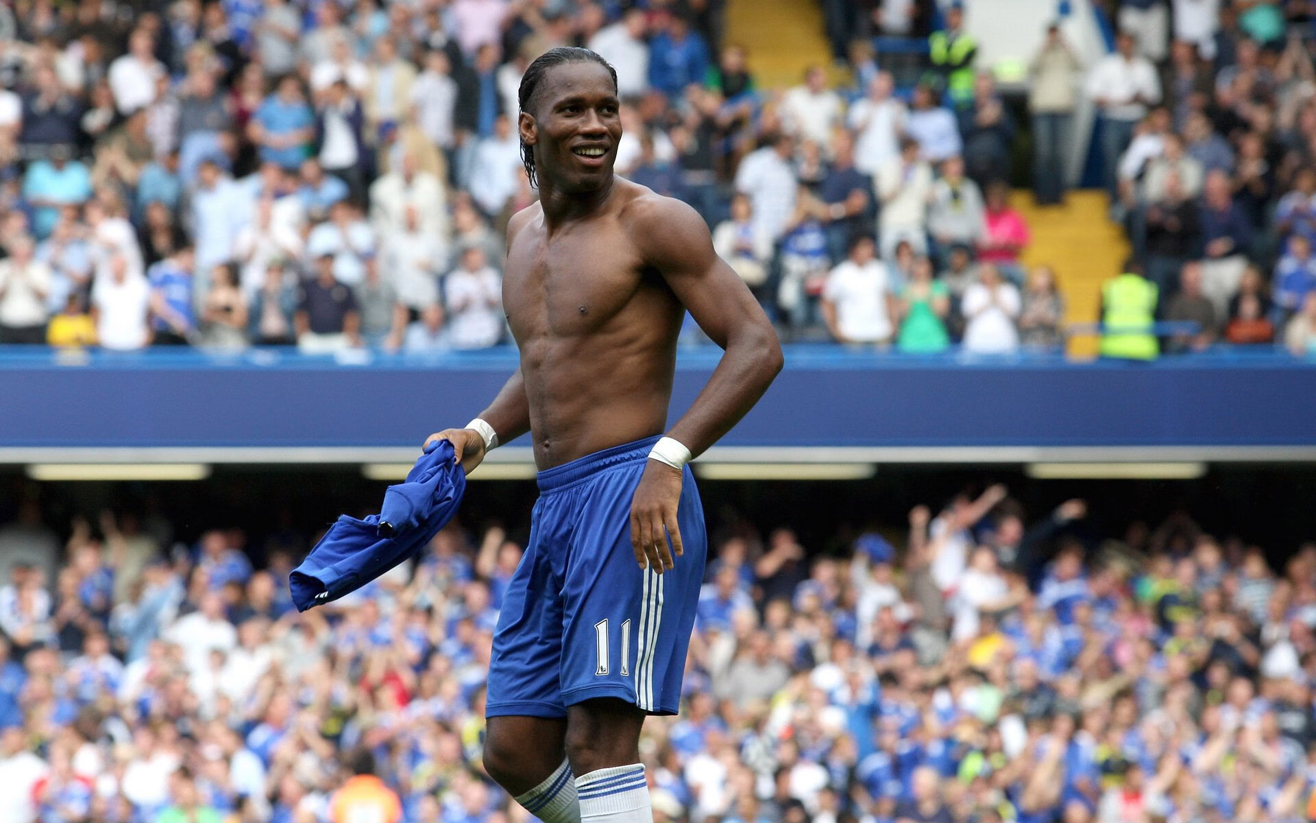 绿茵与硬木的双重奏,哥伦比亚的沙漠奇迹与维尼修斯的抢七封神