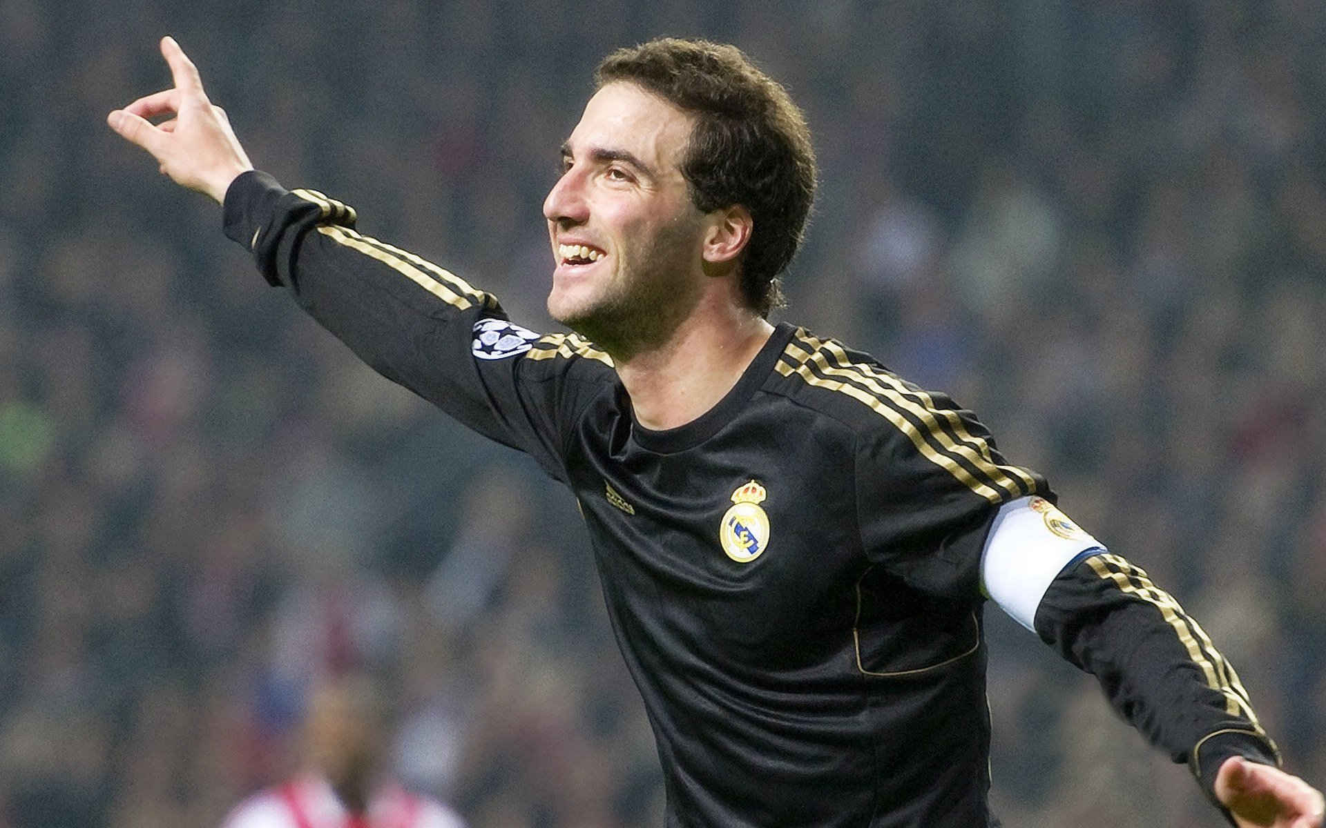 维尼修斯爆发，切尔西强压乌克兰，足球场上的双重奏鸣