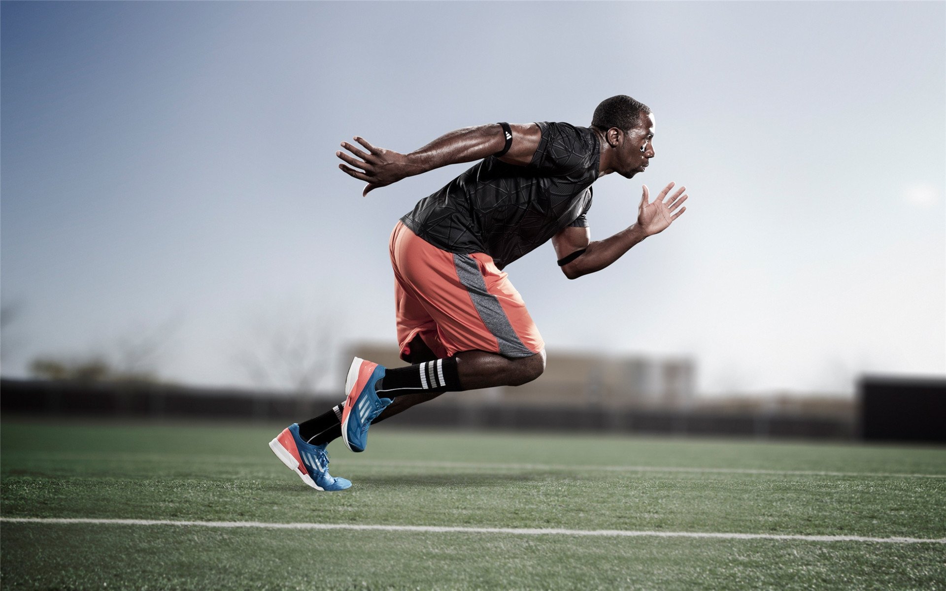 绿茵场上的意志对决,羽球场上的孤光闪耀—体育精神的双重奏